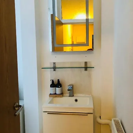 20 Min To Central London- 2 Bedrooms Apartment Exterior photo