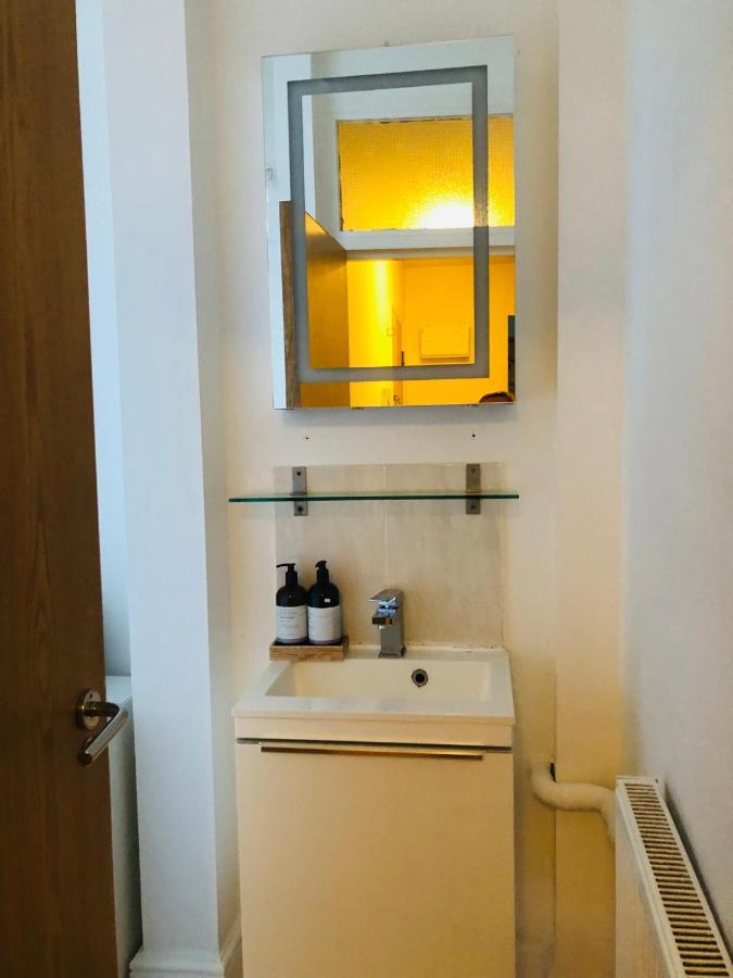 20 Min To London- 2 Bedrooms Appartamento Londra